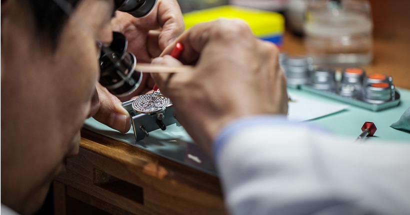 梅花表官方售后中心（梅花手表表蒙保养的方法）