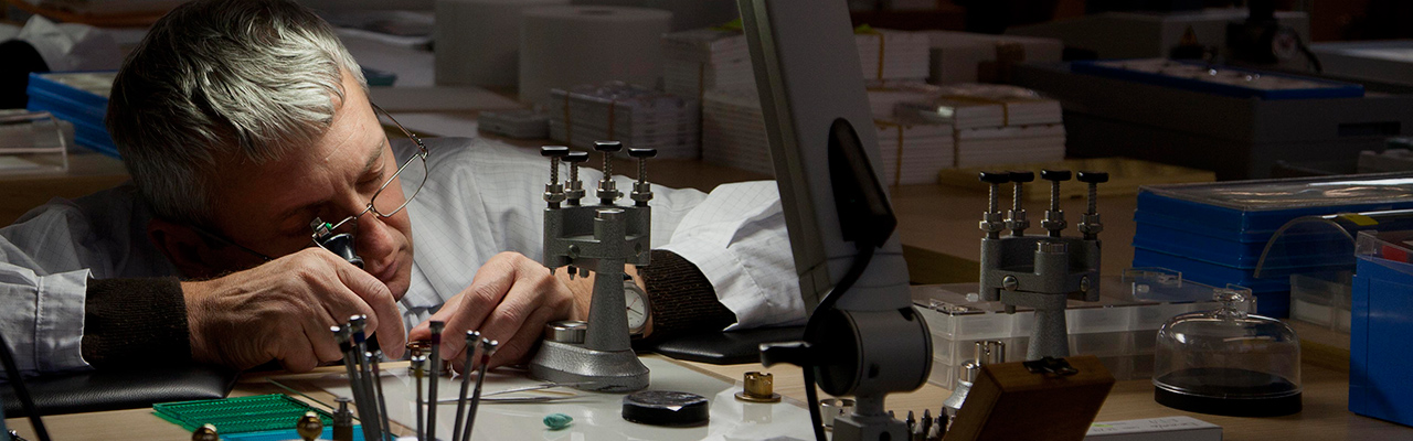 梅花售后服务中心电话（梅花表镜划痕）